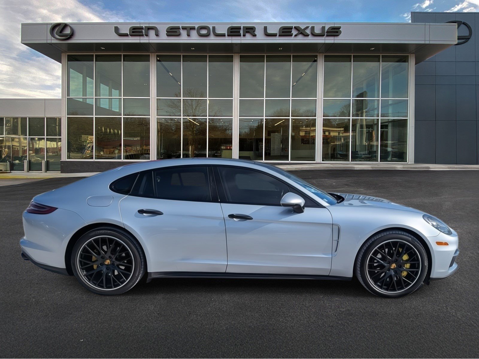 Used 2018 Porsche Panamera 4S image 2