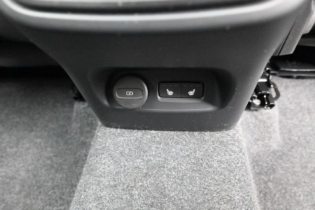 Used 2025 Volvo XC40 B5 Plus AWD/4WD image 34