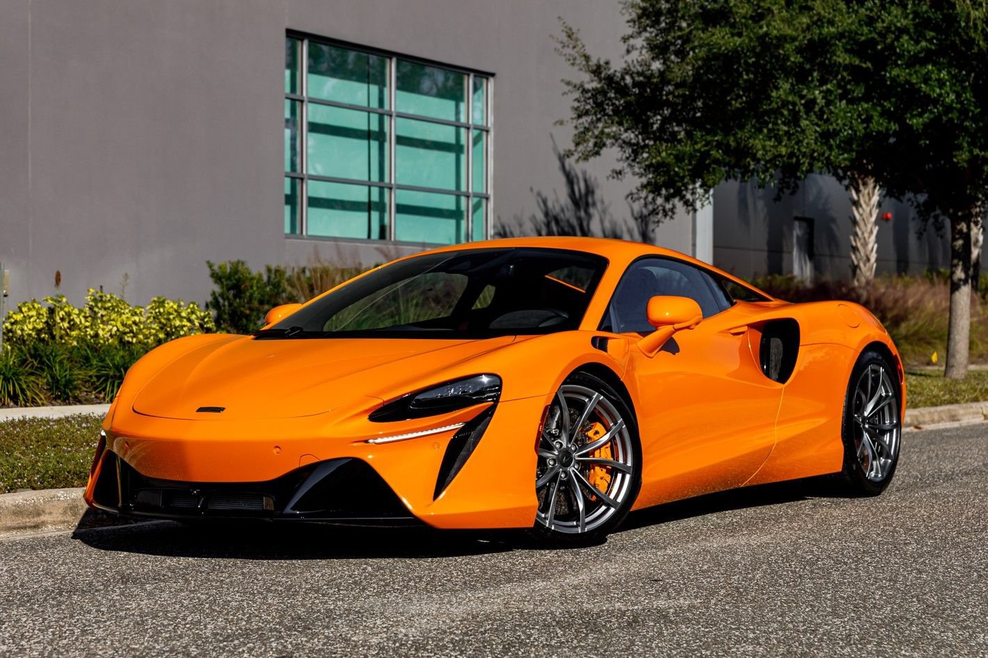 Used 2025 McLaren Artura RWD image 19