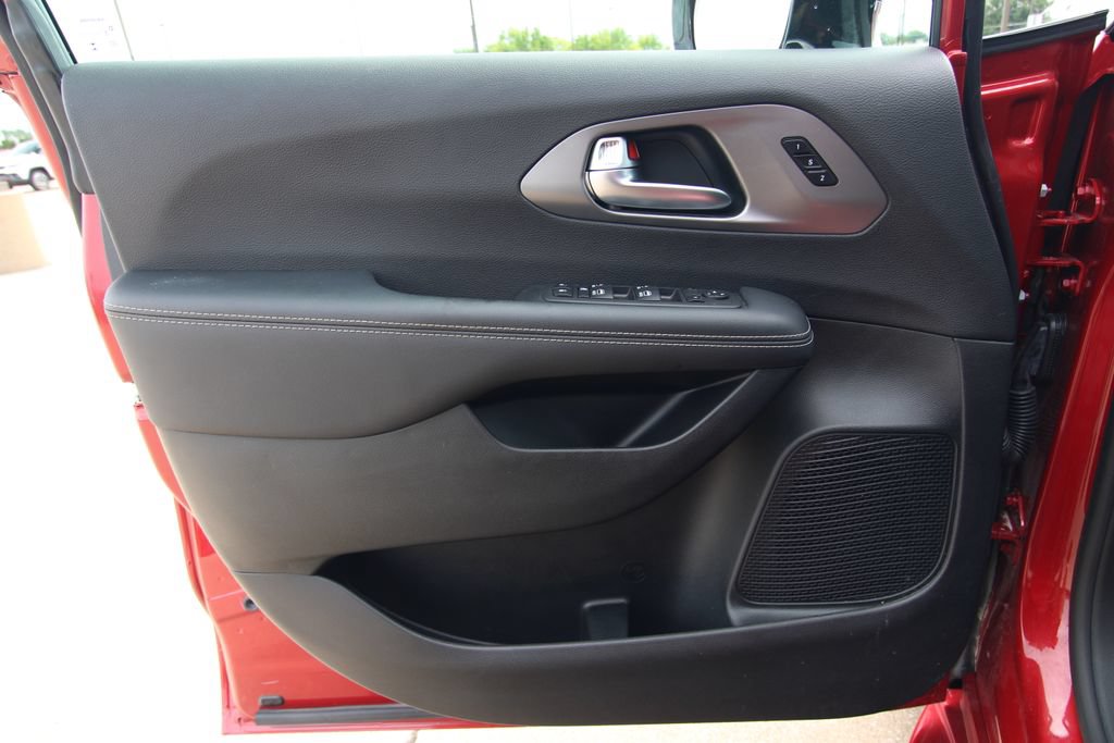 Used 2026 Chrysler Pacifica Select AWD/4WD image 38