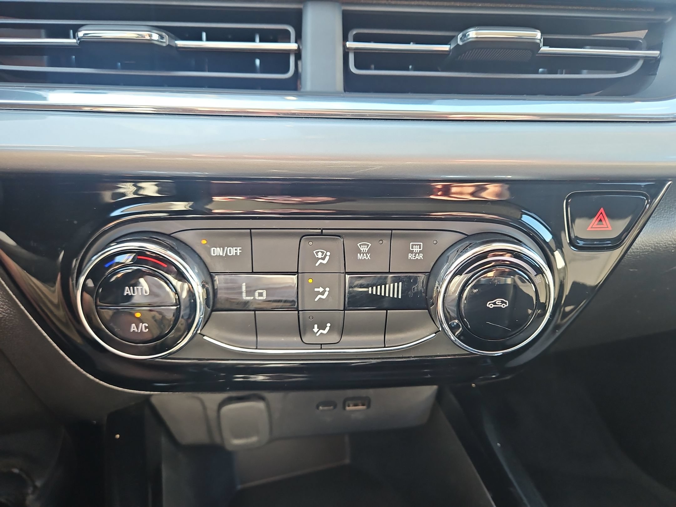 Used 2025 Chevrolet Trax LT FWD image 31