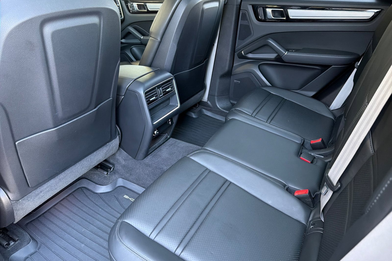 Used 2023 Porsche Cayenne Platinum Edition image 11
