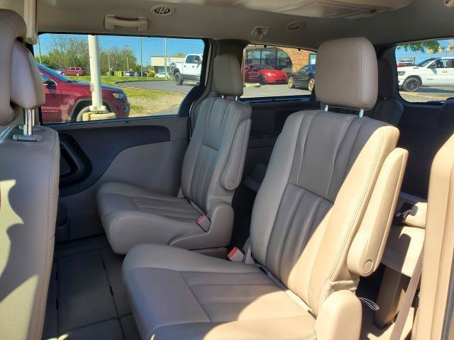 Used 2015 Chrysler Town & Country Touring FWD image 23