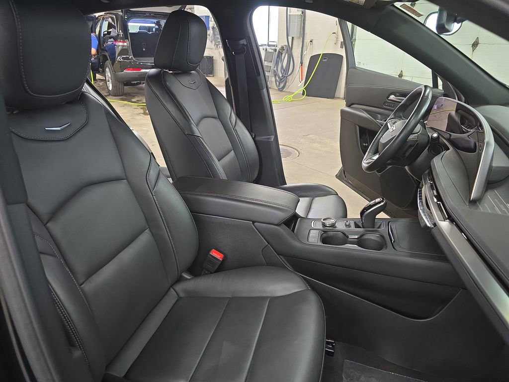 Used 2025 Cadillac XT4 Premium Luxury FWD image 10