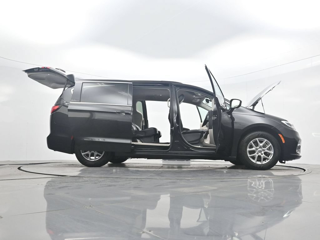 Used 2022 Chrysler Pacifica Touring-L FWD image 43