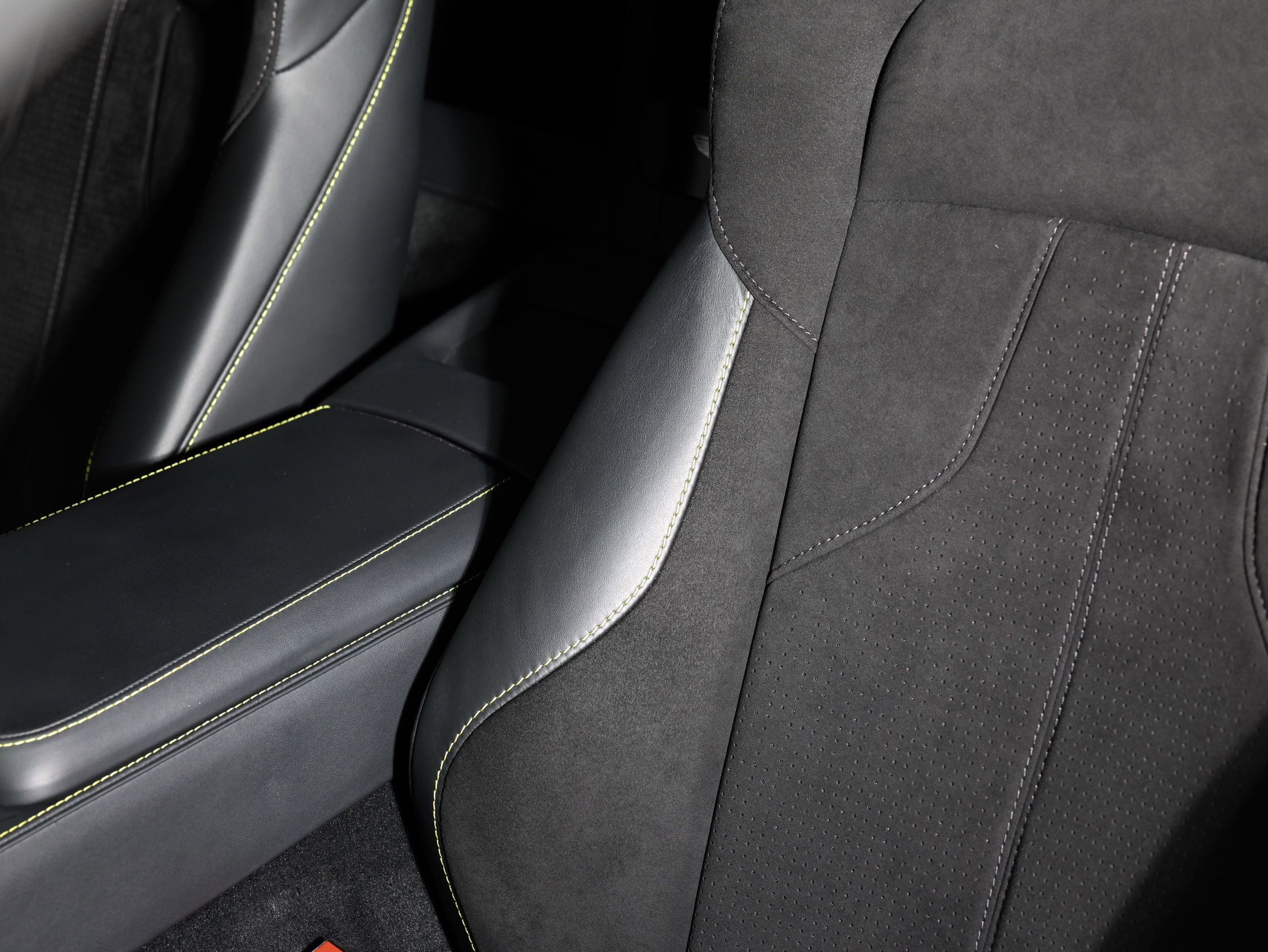 Used 2026 Aston Martin V8 Vantage Coupe image 36