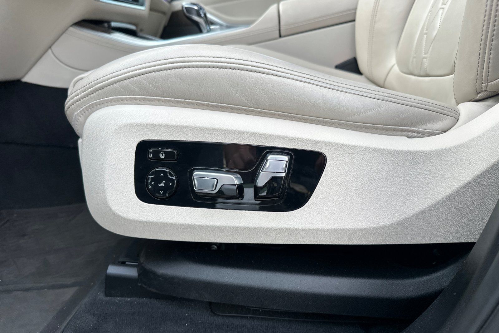 Used 2021 BMW X5 xDrive40i w/ M Sport Package AWD/4WD image 13