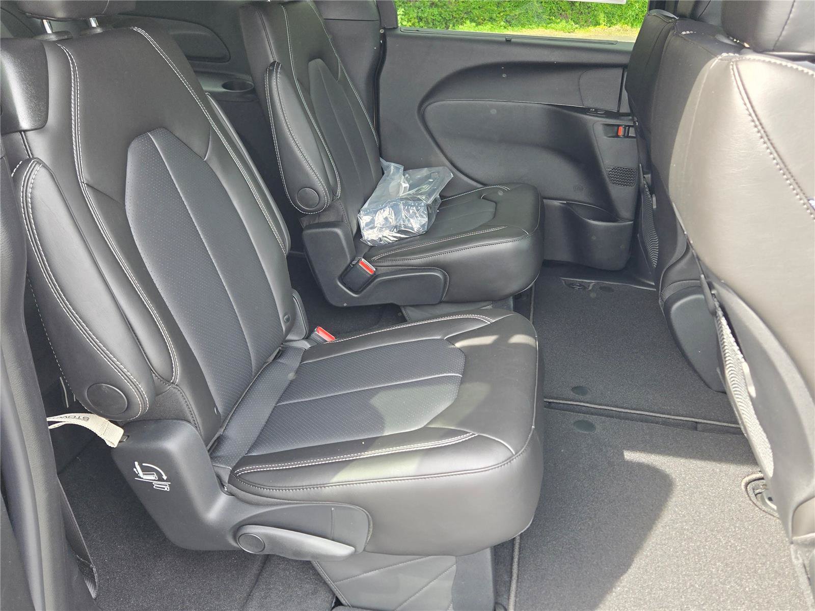 New 2027 Chrysler Pacifica Select FWD image 8