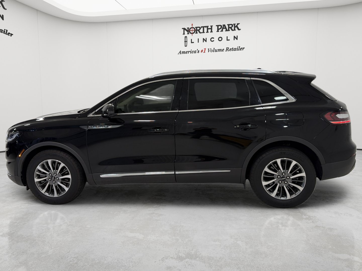 Used 2023 Lincoln Nautilus AWD w/ Premium Package image 2