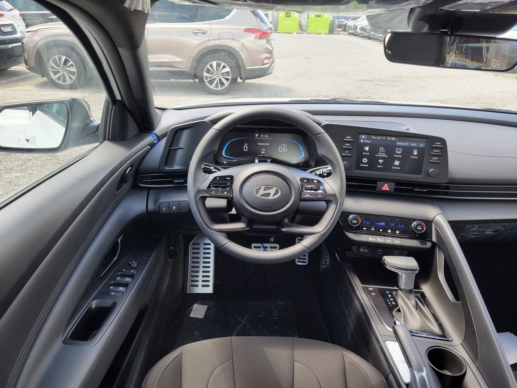 Certified 2025 Hyundai Elantra Sport image 29