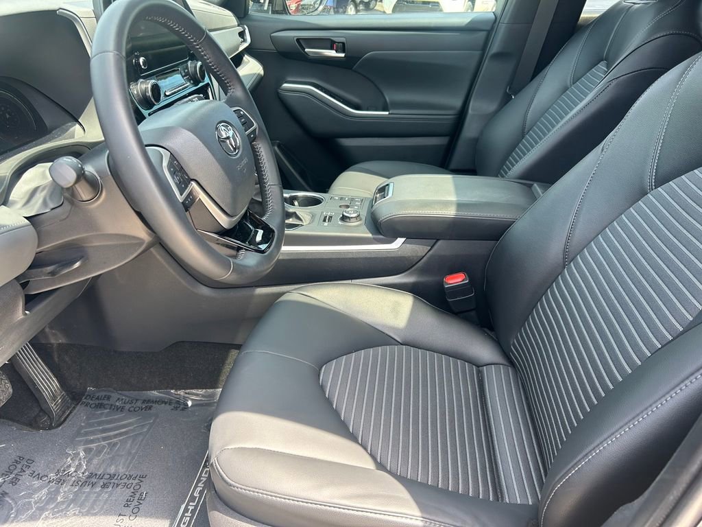 Used 2025 Toyota Highlander XSE AWD/4WD image 11