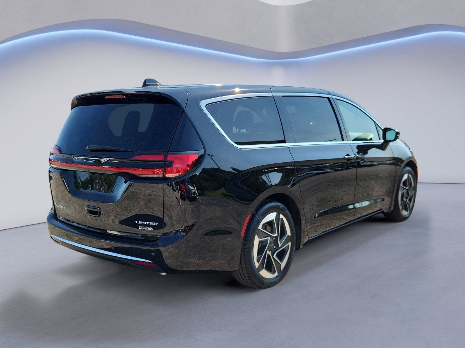 Used 2027 Chrysler Pacifica Limited FWD image 3