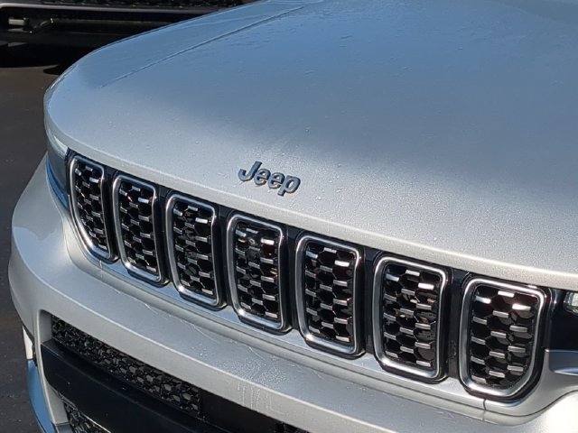 Used 2022 Jeep Grand Cherokee L Summit w/ Luxury Tech Group V AWD/4WD image 11