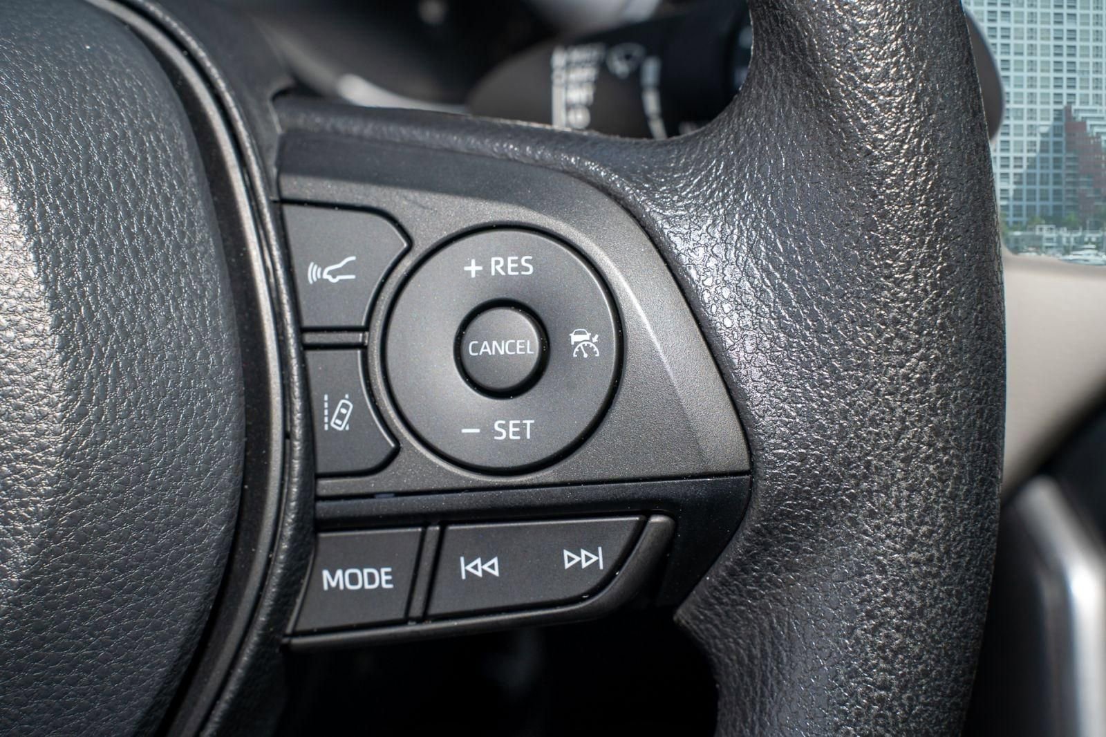 Used 2025 Toyota RAV4 XLE w/ Convenience Package image 32