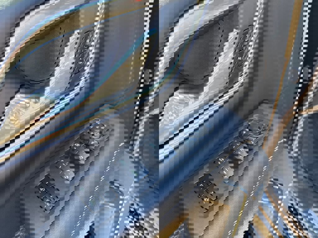 Used 2023 GMC Yukon SLT w/ SLT Luxury Package image 16