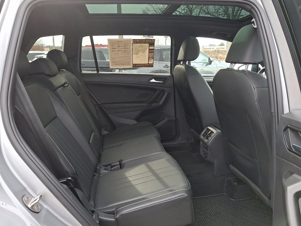 Used 2023 Volkswagen Tiguan SE R-Line image 14