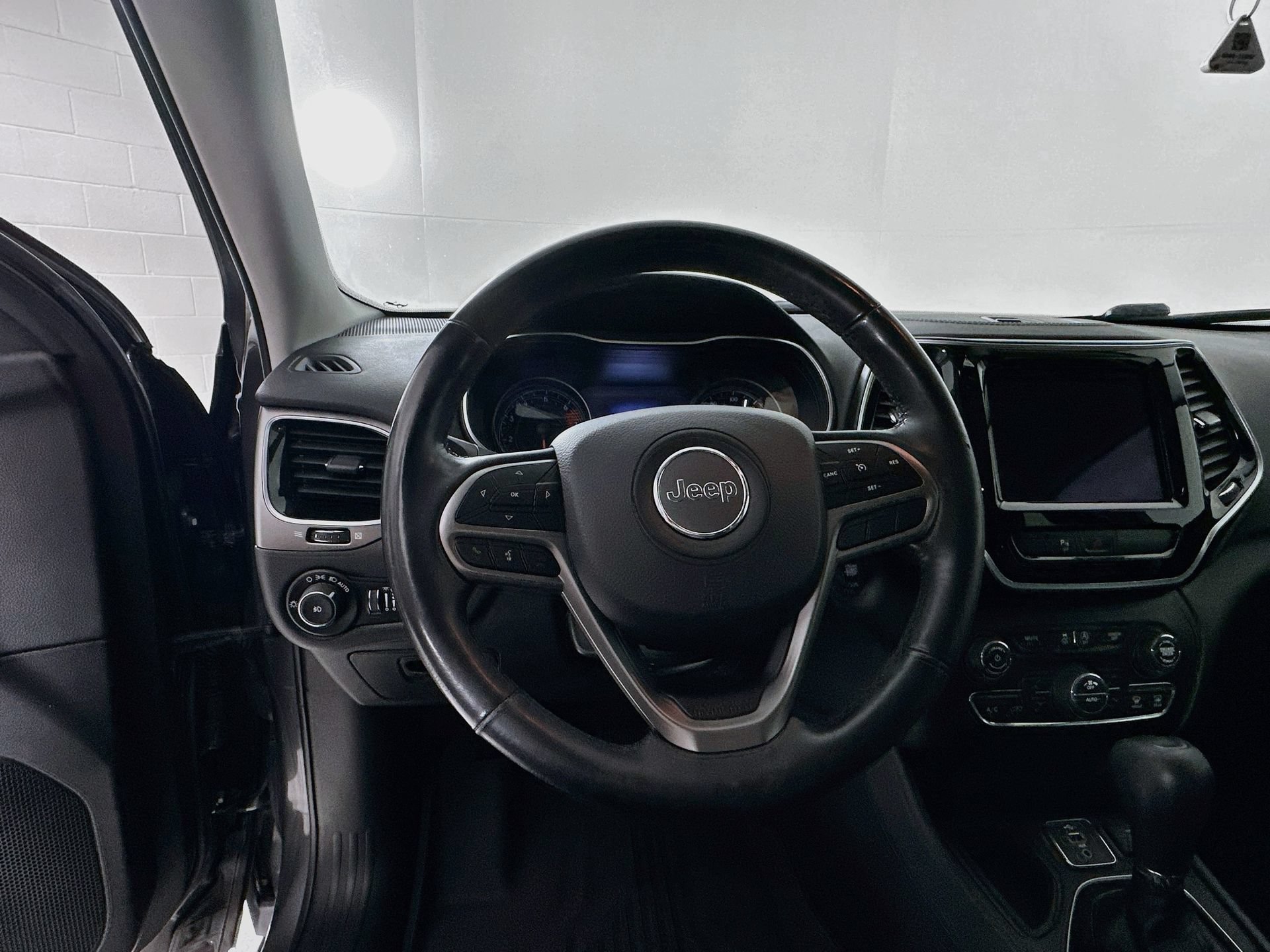 Used 2019 Jeep Cherokee Limited FWD image 12