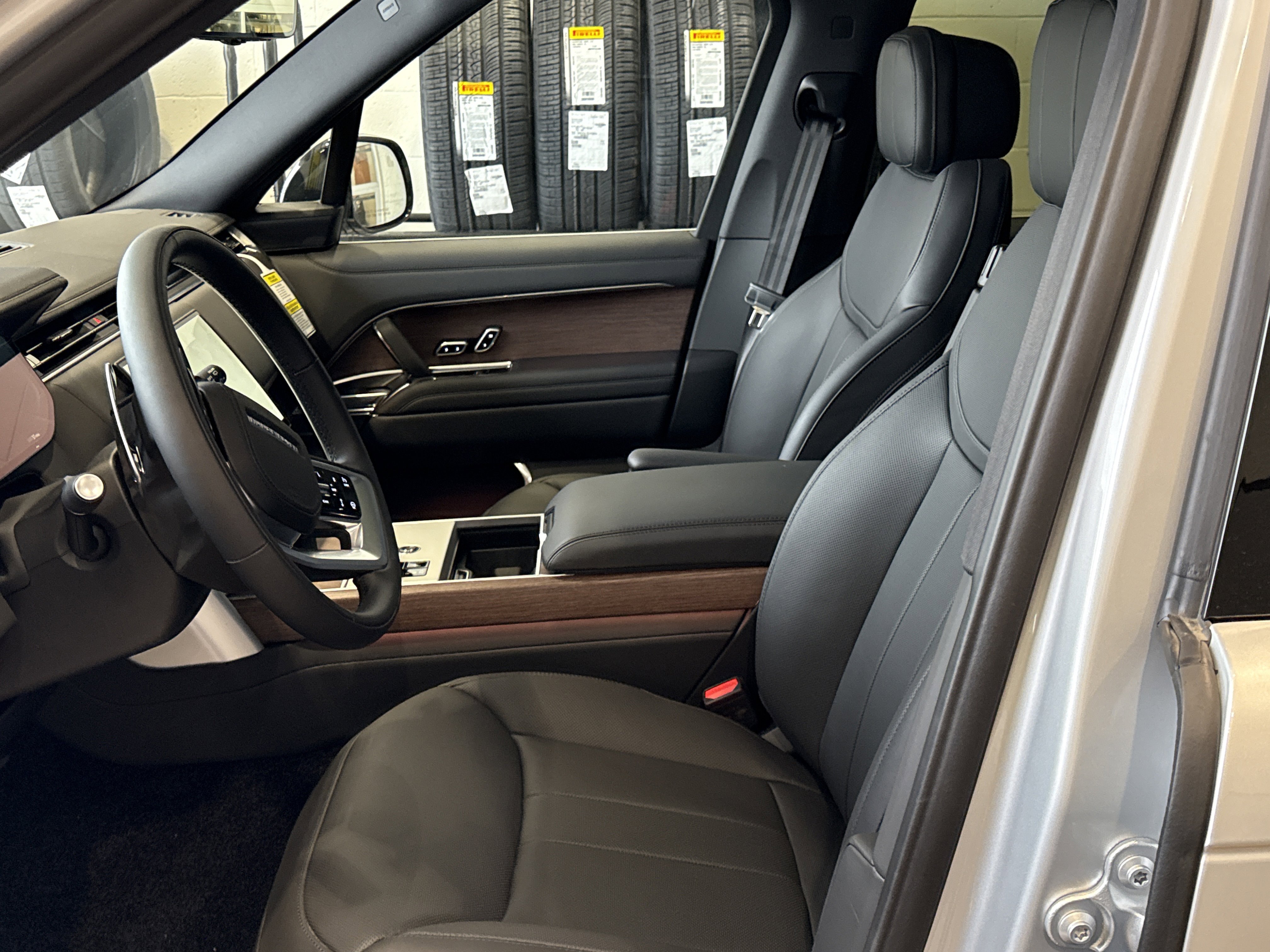 New 2025 Land Rover Range Rover SE image 8