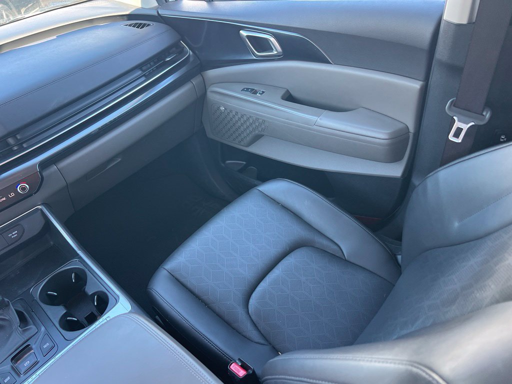 Used 2025 Kia Carnival FWD image 12