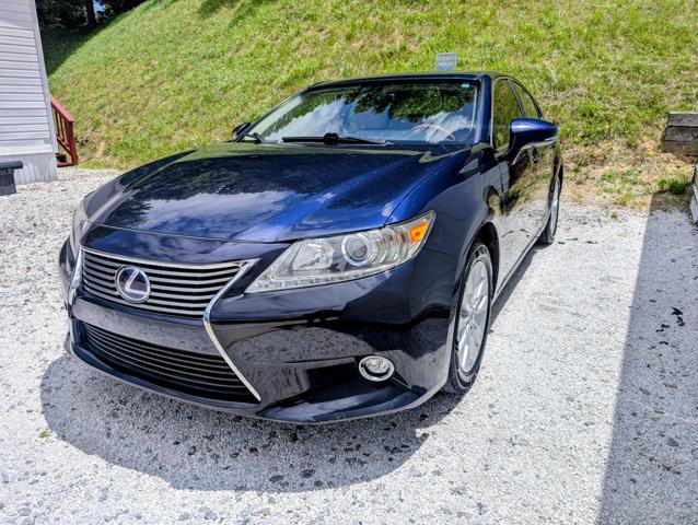 Used 2014 Lexus ES 300h w/ Luxury Package w/Bamboo Trim FWD image 2