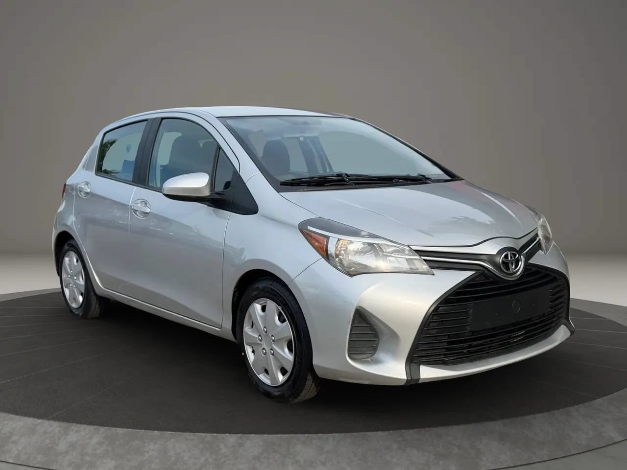 Used 2016 Toyota Yaris L FWD image 3