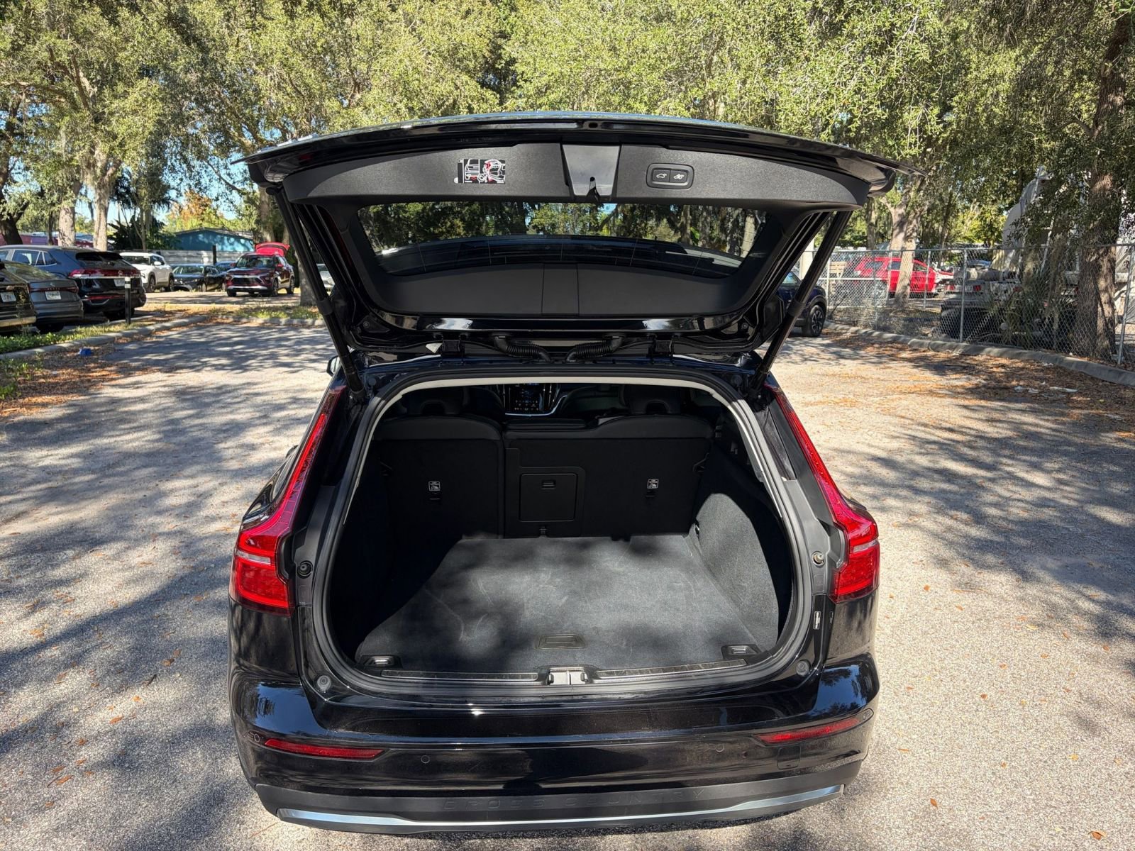 Used 2025 Volvo V60 B5 Cross Country Plus image 34