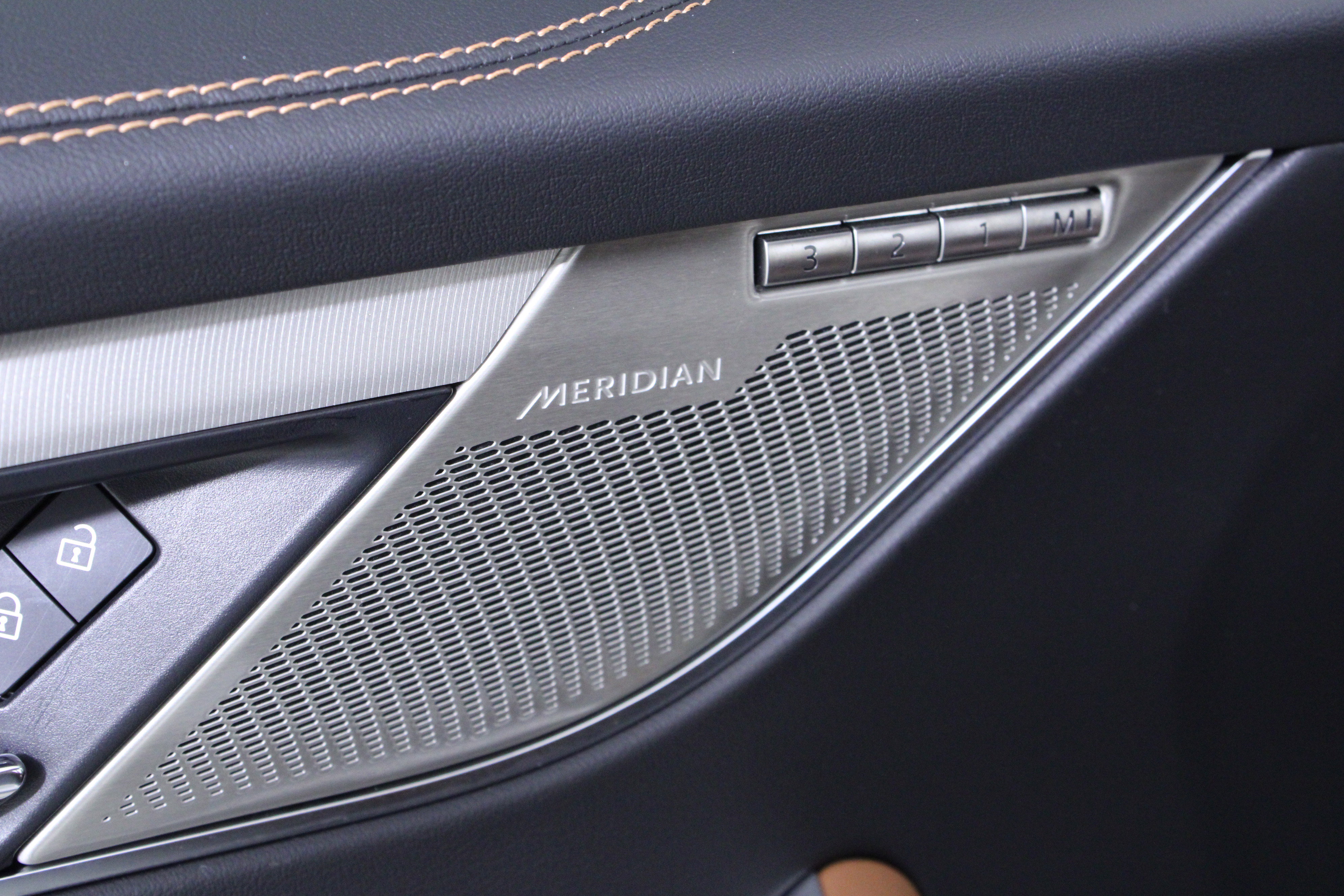 Certified 2025 Jaguar F-PACE R-Dynamic S AWD/4WD image 19