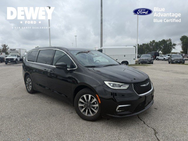 Used 2025 Chrysler Pacifica Select