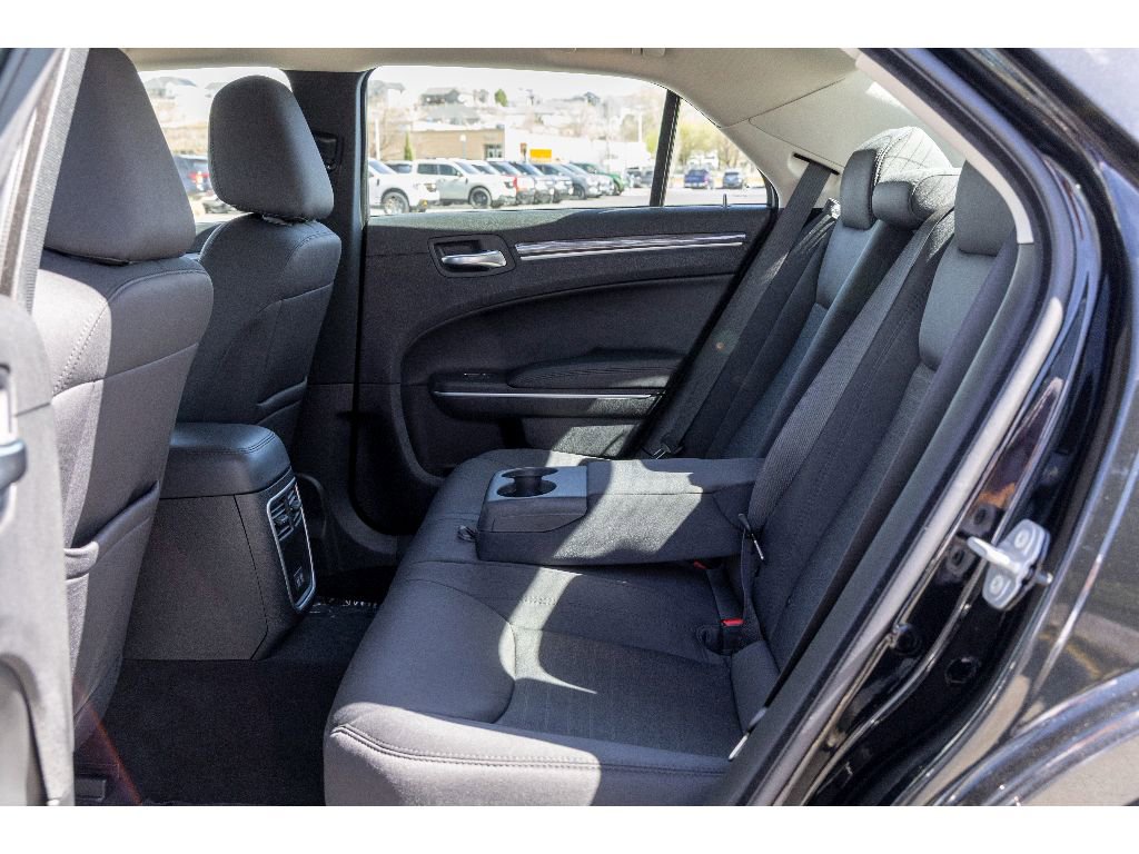 Used 2022 Chrysler 300 Touring w/ Sport Appearance Package image 13