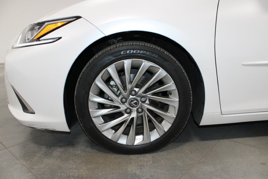 Used 2020 Lexus ES 300h w/ Accessory Package FWD image 46