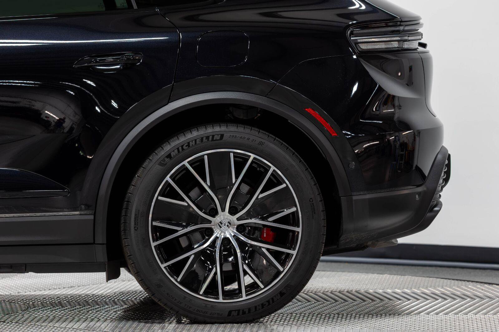 Used 2025 Porsche Macan 4S Electric AWD/4WD image 11