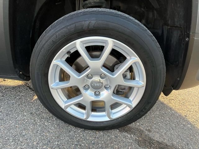 Used 2020 Jeep Renegade Latitude w/ Cold Weather Group image 10