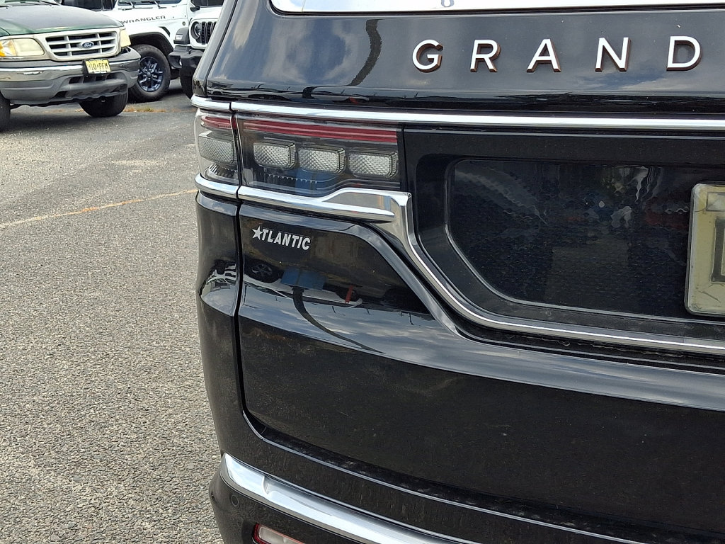 Used 2024 Jeep Grand Wagoneer Series III w/ Rear Seat Video Group 1 AWD/4WD image 17
