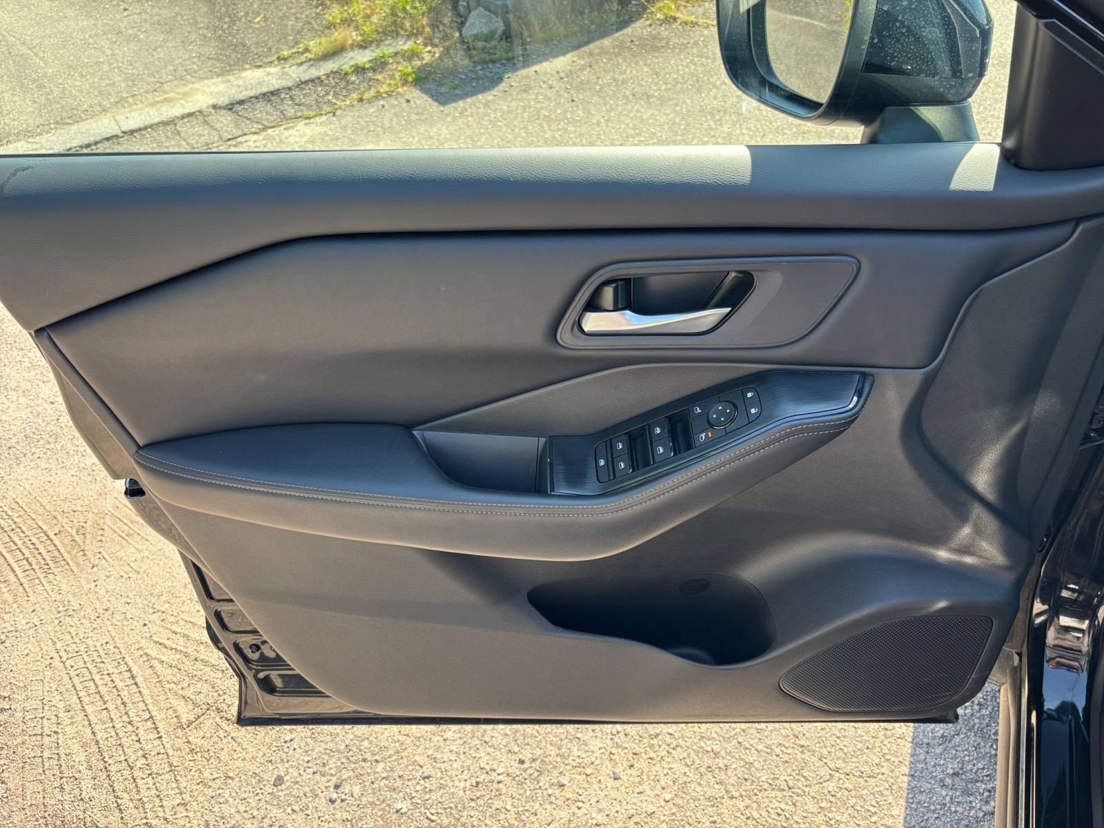 Used 2025 Nissan Rogue SV FWD image 18