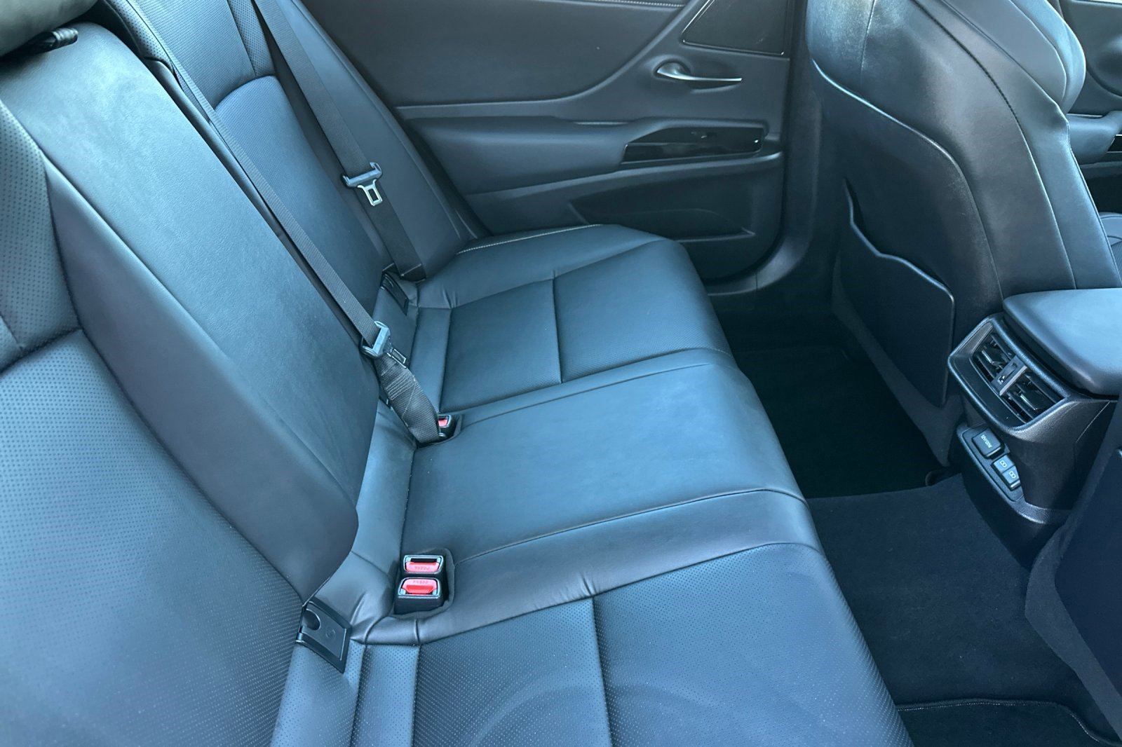 Used 2024 Lexus ES 300h F Sport image 29