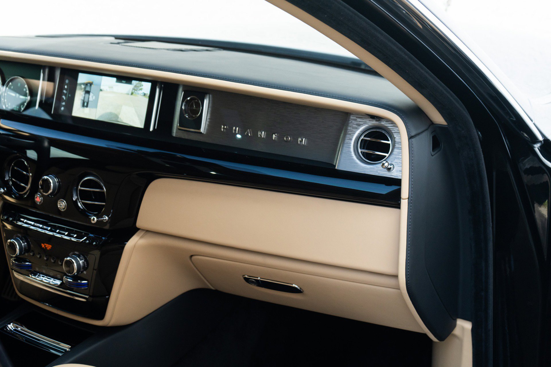 Used 2022 Rolls-Royce Phantom Extended Wheelbase image 24