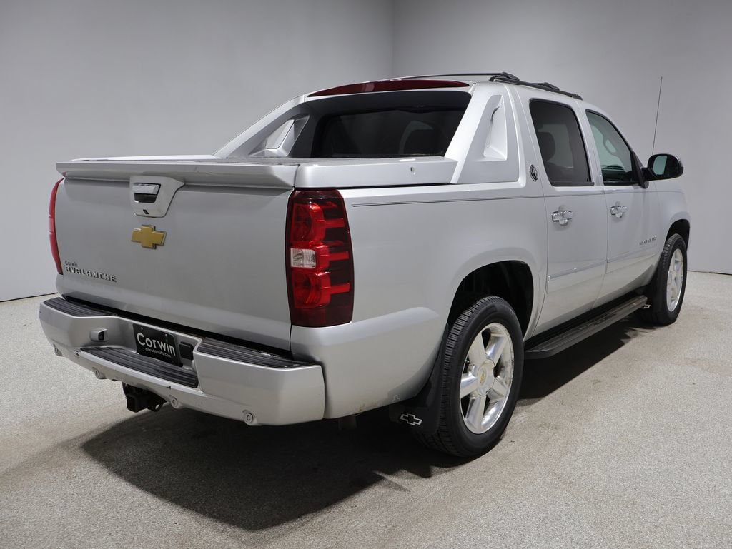 Used 2013 Chevrolet Avalanche LTZ AWD/4WD image 2