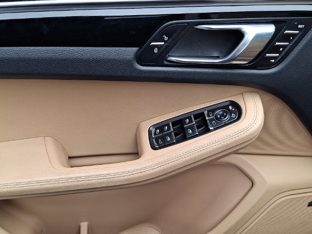 Certified 2018 Porsche Macan AWD/4WD image 16