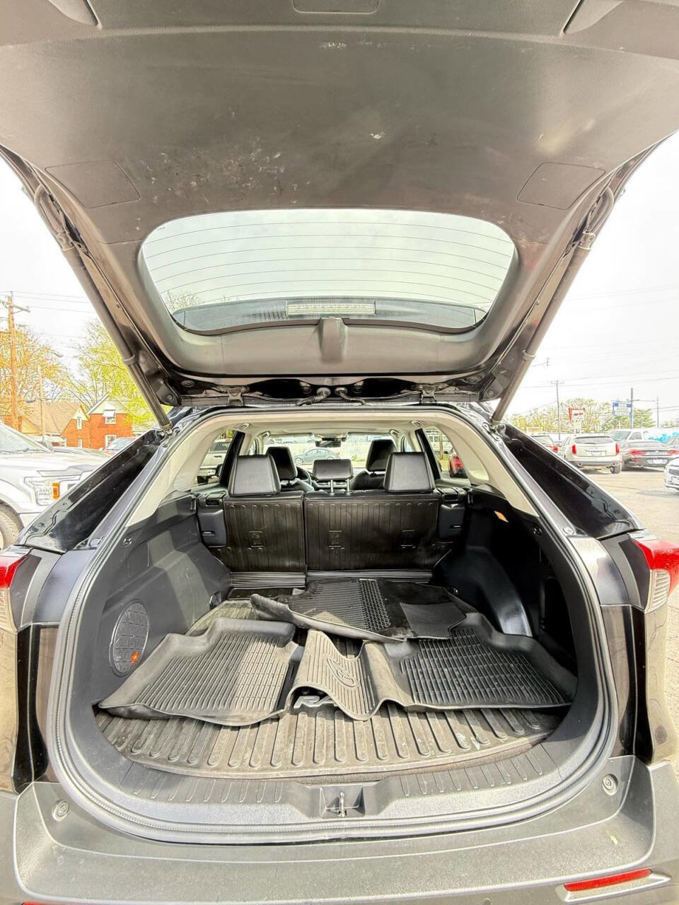Used 2021 Toyota RAV4 XLE Premium image 14