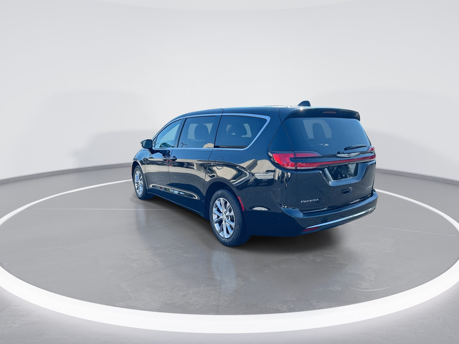 Used 2026 Chrysler Pacifica Limited FWD image 7