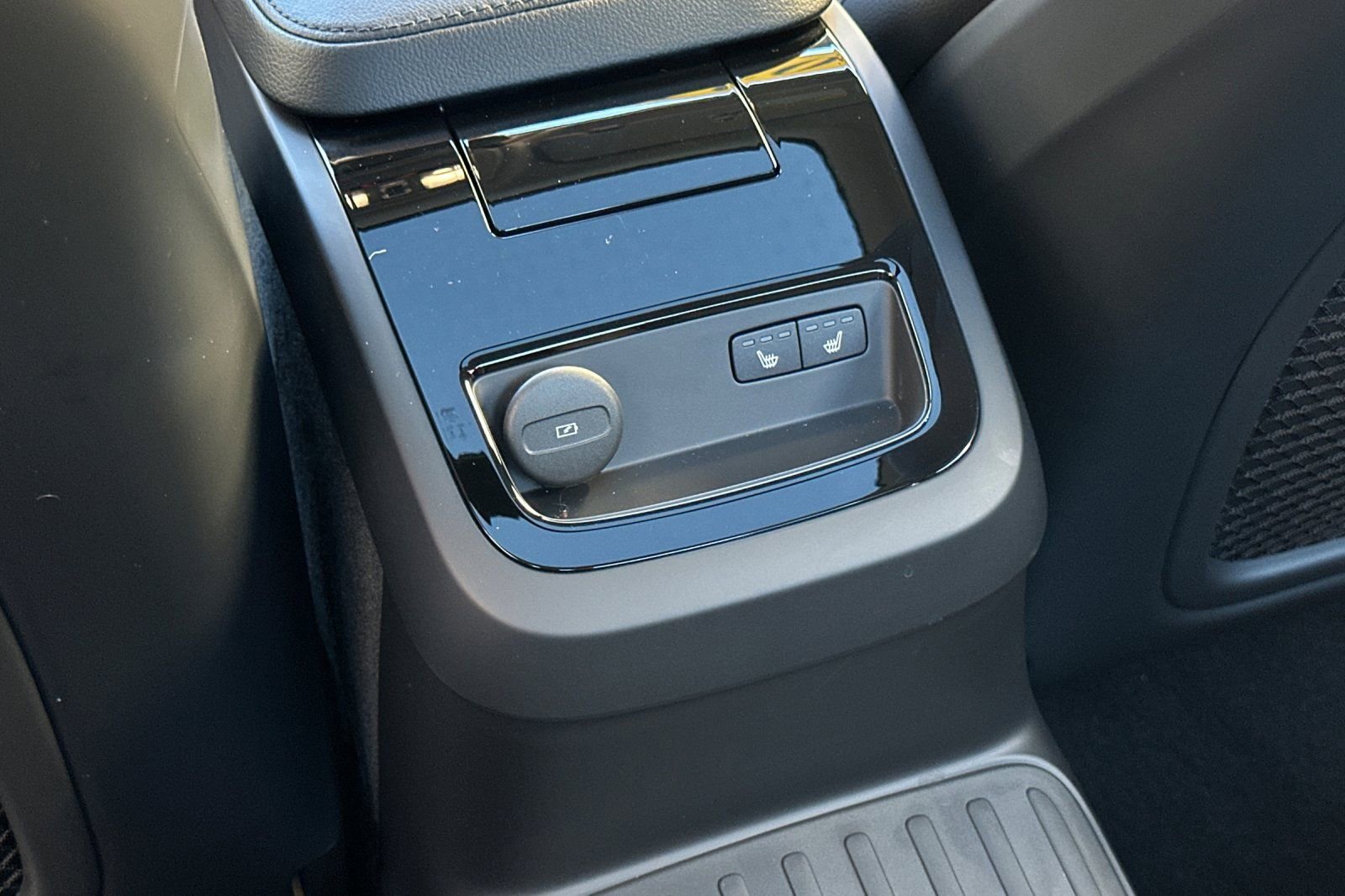 Used 2023 Volvo S60 T8 Core image 13