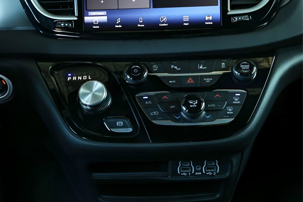Used 2025 Chrysler Pacifica Select image 35