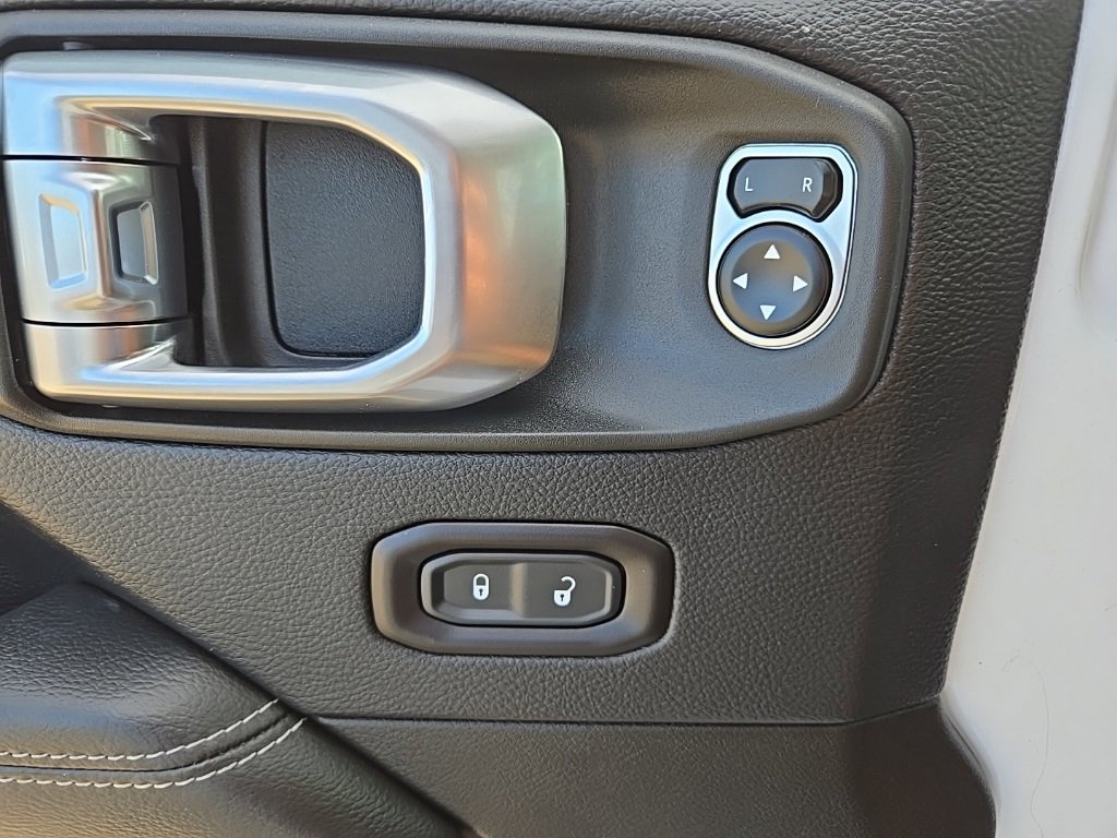 Used 2018 Jeep Wrangler Unlimited Sahara image 46