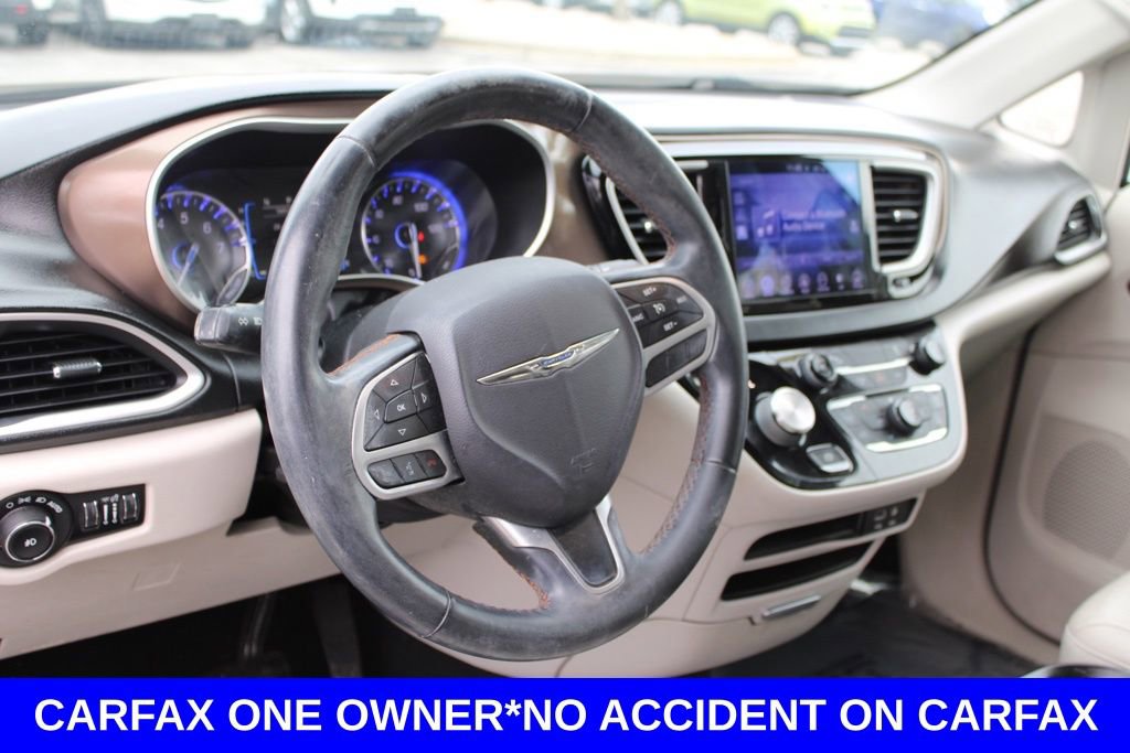 Used 2017 Chrysler Pacifica Touring-L image 18