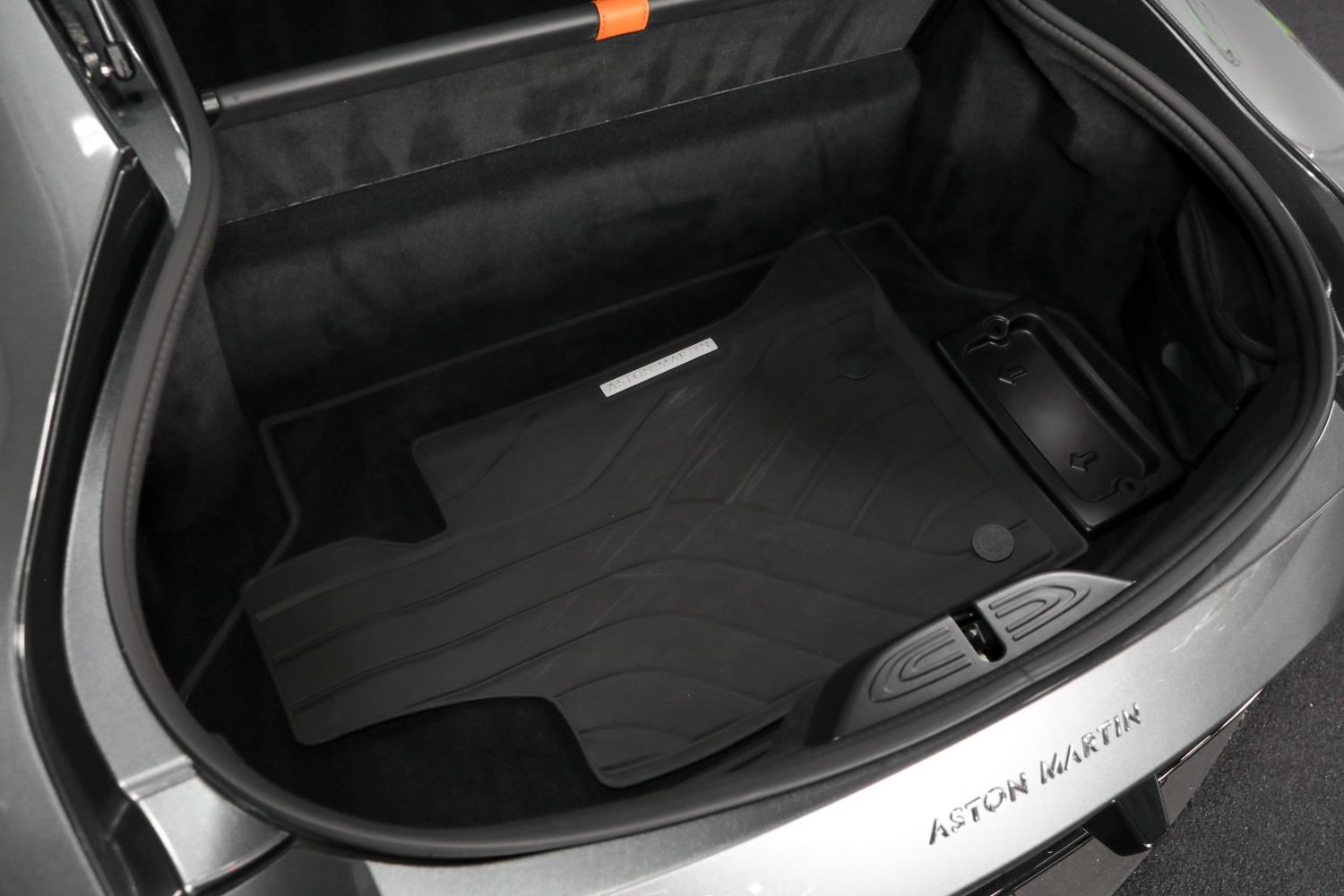 Used 2019 Aston Martin V8 Vantage Coupe RWD image 45