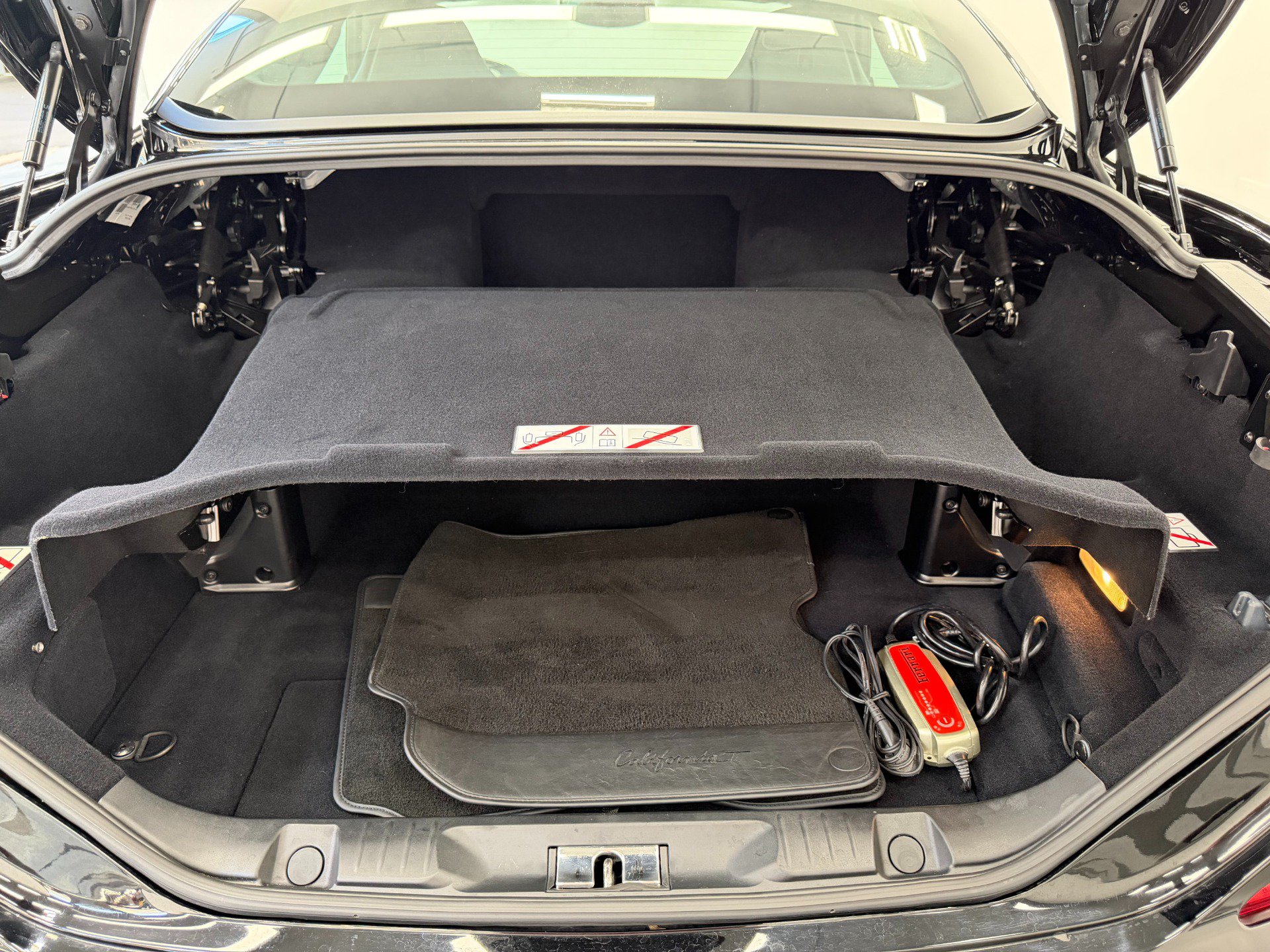 Used 2016 Ferrari California T RWD image 18