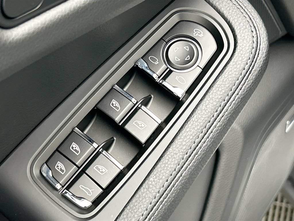 Used 2026 Porsche Macan AWD/4WD image 24