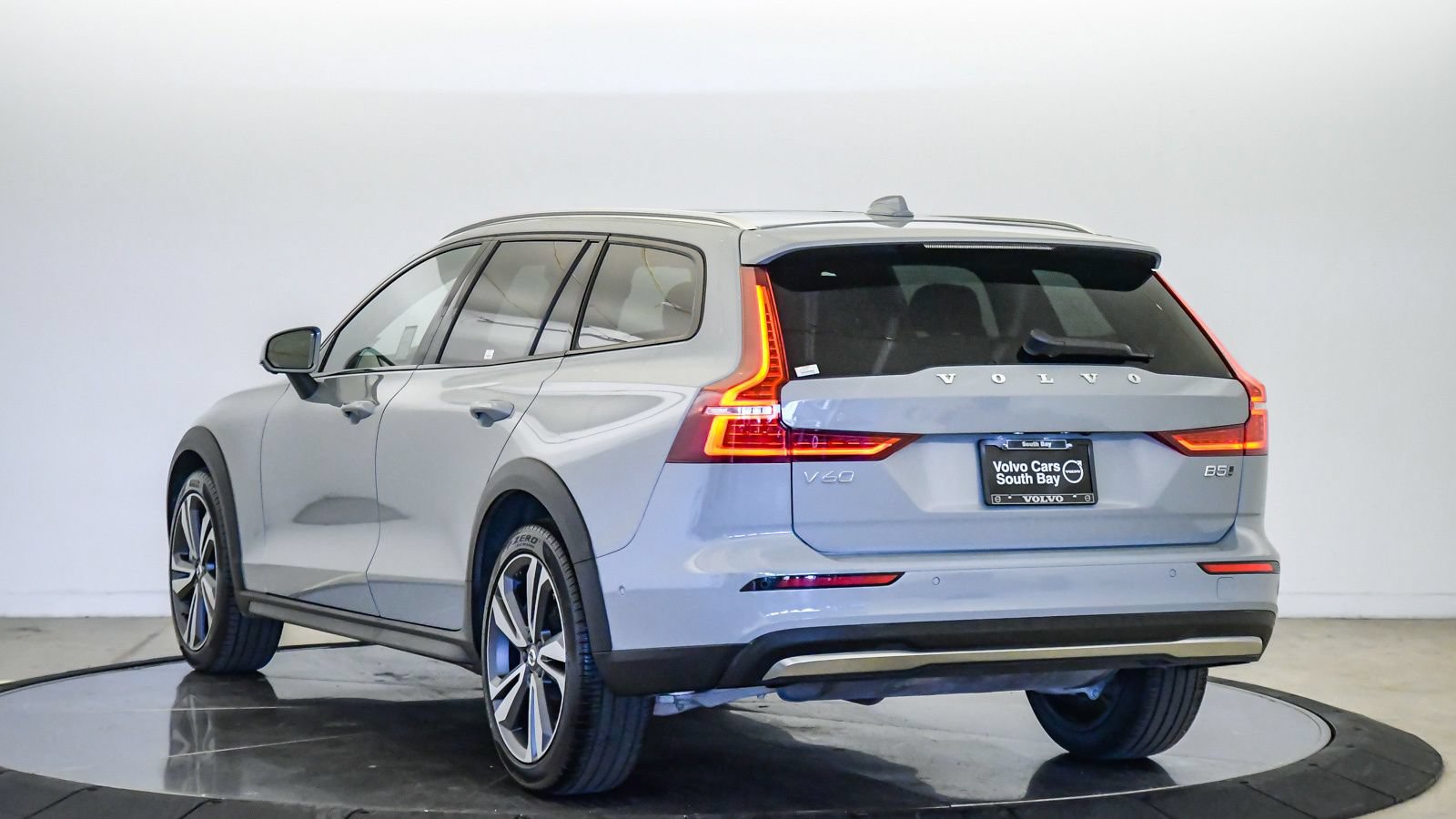 Certified 2025 Volvo V60 B5 Cross Country Plus AWD/4WD image 2