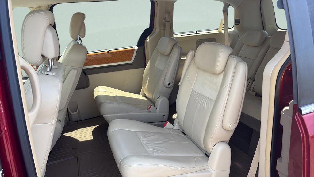 Used 2010 Chrysler Town & Country Limited w/ Trailer Tow Group FWD image 17