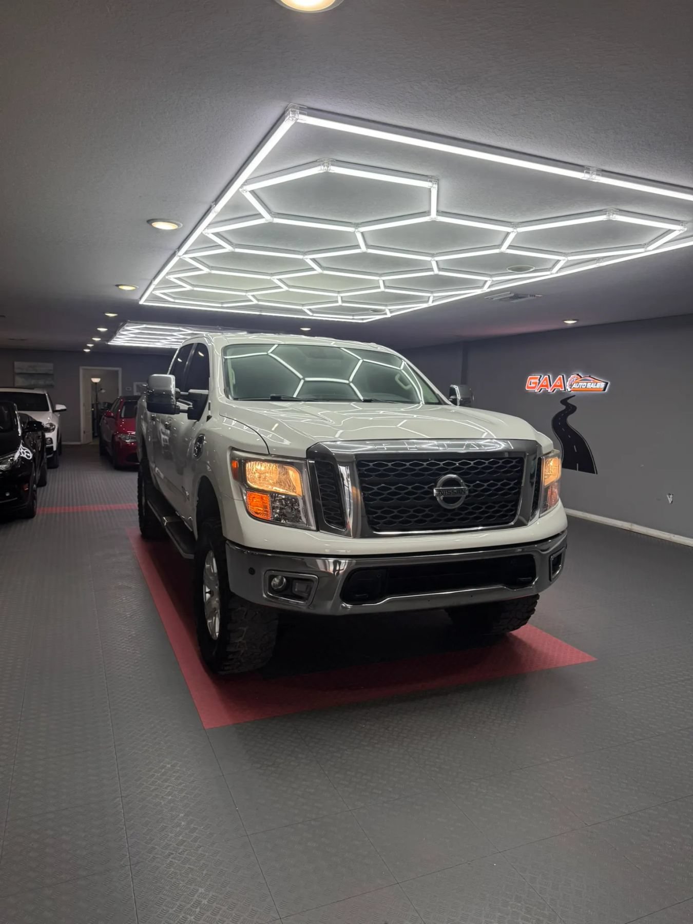 Used 2017 Nissan Titan SV RWD image 1